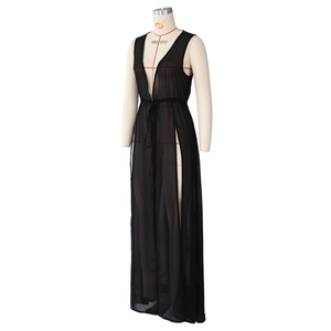 Détail d'un cache-maillot noir en mousseline transparente avec taille à cordon et fente latérale