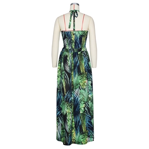 Robe longue imprimé tropical avec décolleté licou, dos smocké et jupe fluide longue au sol