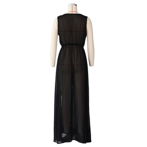 Vue arrière du cardigan long en mousseline noire avec taille élastique sur mannequin