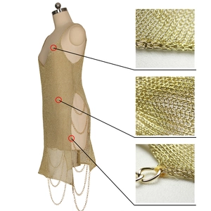 Mini-robe sexy en maille dorée avec découpes latérales et détails en chaîne sur mannequin