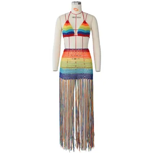 Détail d'un ensemble bikini au crochet coloré avec de très longues franges arc-en-ciel