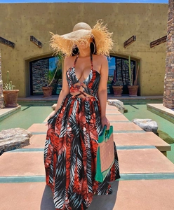 Détail de robe longue à licou avec découpes à la taille et imprimé tropical vif