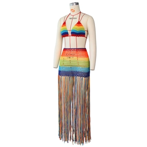 Détail du haut de bikini arc-en-ciel au crochet et jupe transparente avec longues franges