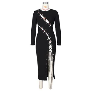 Detail des Schnür-Ausschnitts am schwarzen Strickkleid mit hohem Beinschlitz