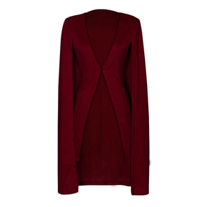 Vue détaillée du blazer cape bordeaux avec un design élégant de manches longues en châle
