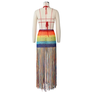 Détail de la tunique de plage au crochet arc-en-ciel avec de longues franges et dos nu lacé