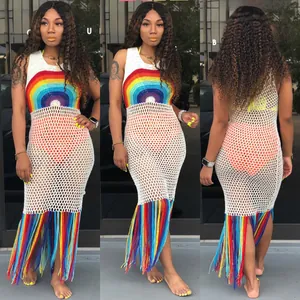 Vue détaillée de la robe de plage crochetée main avec motif arc-en-ciel et franges