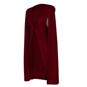 Détail du blazer cape bordeaux avec manches fendues structurées et décolleté en V minimaliste