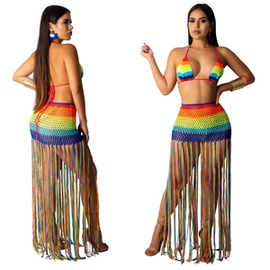 Détails d'un ensemble deux pièces en crochet fait main avec de longues franges arc-en-ciel