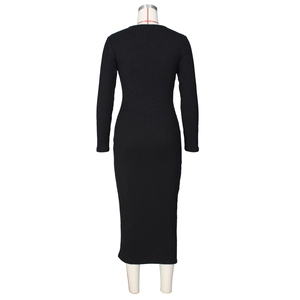 Detailansicht der Rippstrick-Textur und der schmalen Bodycon-Rückseite des schwarzen Maxikleids