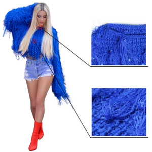 Gros plan détaillé du pull en maille bleu roi avec franges épaisses faites à la main