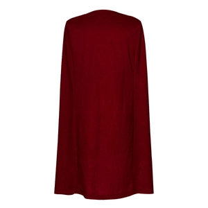 Vue arrière d'une cape longue rouge foncé en tissu de tailleur élégant aux lignes épurées