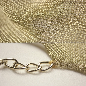 Robe de plage en maille dorée avec bretelles en chaîne métallique et texture artisanale