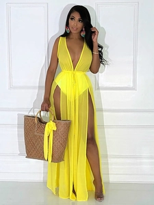 Détail de la fente latérale haute et du mousseline de soie jaune sur le cache-maillot