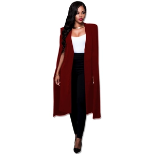 Détail de ce blazer long bordeaux pour femme avec une coupe cape sans manches élégante
