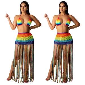 Détail d'un bikini au crochet coloré avec jupe assortie à longues franges arc-en-ciel