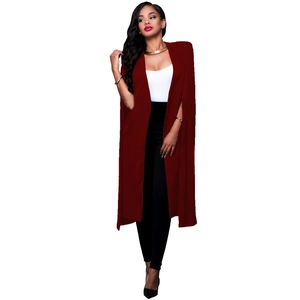 Détail d'un blazer long en bordeaux pour femme avec une élégante coupe cape sans manches
