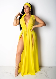 Détail d'un cache-maillot en mousseline jaune avec fente haute et cordon de taille