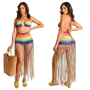 Détail de la texture en crochet faite main et longues franges colorées de l'ensemble de plage