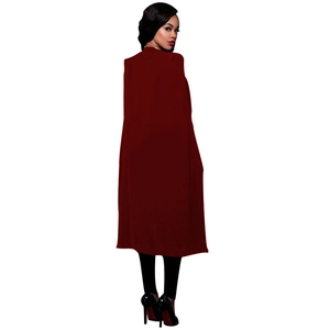 Détail d'un blazer cape sans manches bordeaux avec coupe nette et silhouette mi-longue