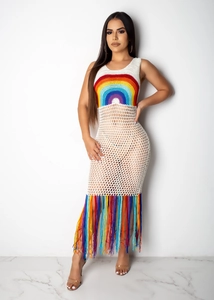 Détail d'une robe de plage arc-en-ciel au crochet avec maille ajourée et longues franges colorées