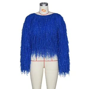 Détail d'un pull bleu roi en maille avec de longs pompons plumes et paillettes brillantes