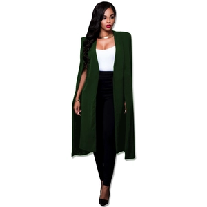 Détail du blazer cape vert foncé montrant les manches fendues et le style professionnel