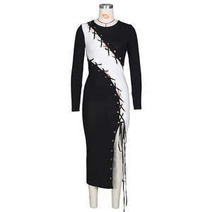 Detail der seitlichen Schnürung mit Metallösen an einem gerippten Strickkleid