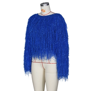 Détail du pull en maille bleu roi avec franges, sequins brillants et col rond élégant