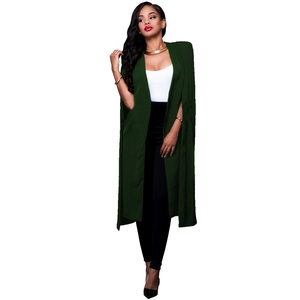 Vue détaillée d'un blazer cape sans manches vert foncé avec une coupe ouverte structurée