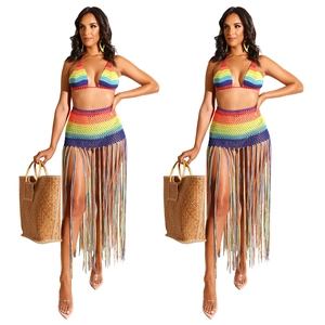 Détails d'un ensemble bikini crocheté à la main avec de longues franges style bohème