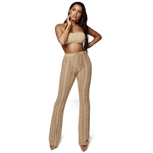 Détail du pantalon en maille crochetée beige ajouré avec des motifs bohèmes