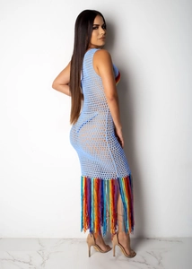 Détail de la robe au crochet bleu ciel avec des franges arc-en-ciel au bas de l'ourlet