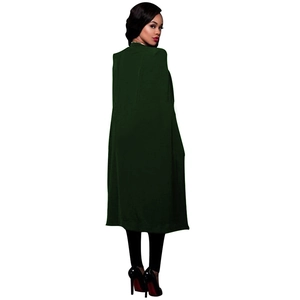 Vue détaillée d'un manteau cape long vert foncé pour femme avec design à manches fendues au dos