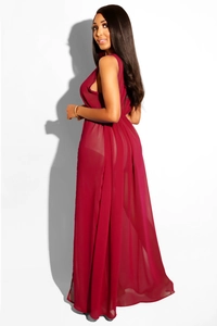 Détail du cache-maillot en mousseline rouge foncé, tissu fluide et transparent
