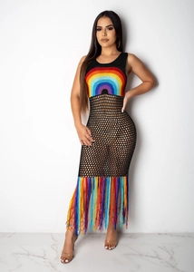 Détail d'une robe de plage noire au crochet avec motif arc-en-ciel et longues franges