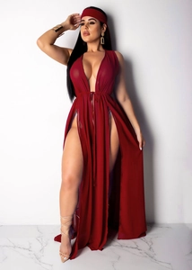 Détail d'un cache-maillot rouge en mousseline à fentes hautes avec bandeau