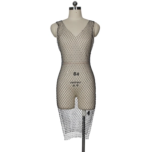 Robe en maille argentée scintillante avec strass et décolleté en V pour la plage