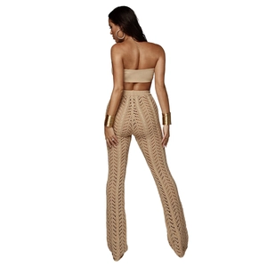 Détail du pantalon évasé en maille crochet beige avec motifs ajourés style bohème
