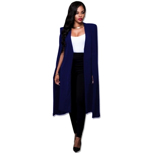 Détail de la veste longue sans manches bleu marine type cape pour femme au design structuré