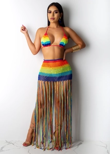 Vue détaillée du bikini au crochet arc-en-ciel et jupe à franges avec texture ajourée