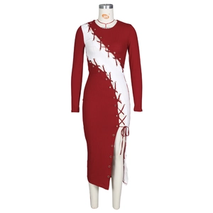 Detail eines rot-weißen Rippstrickkleids mit Schnürung, Metallösen und Seitenschlitz