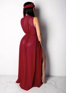 Détail d'une robe maxi en mousseline bordeaux avec fente haute et bandeau assorti