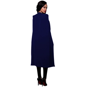 Détail de cette cape longue bleu foncé pour femme avec une coupe minimaliste ouverte