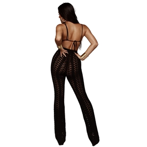 Gros plan sur la texture creuse complexe en maille crochet noire de cet ensemble