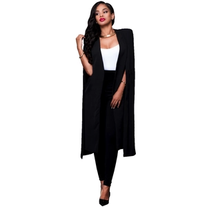Détail d'un blazer long noir avec un design unique d'épaules cape sans manches