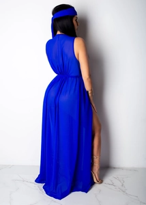 Détail d'une robe longue en mousseline bleu roi avec fente latérale et bandeau assorti
