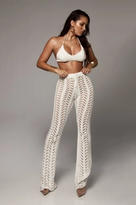 Détail du pantalon de plage blanc en maille ajourée au crochet avec taille haute évasée
