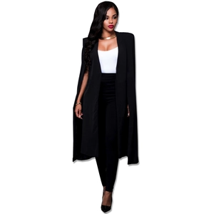 Détail du blazer long type cape noir classique avec épaulettes et coupe ouverte drapée