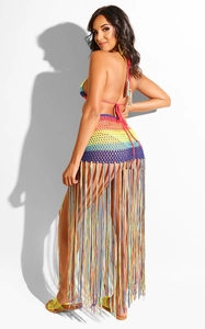 Détail de la jupe arc-en-ciel crochetée main avec de longues franges pour tenue de plage
